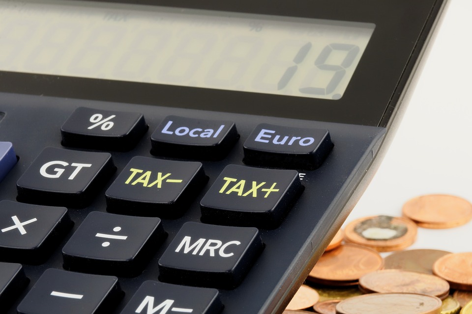 ¿En qué consiste la opción del pago del impuesto sustitutivo por las utilidades acumuladas en las empresas?