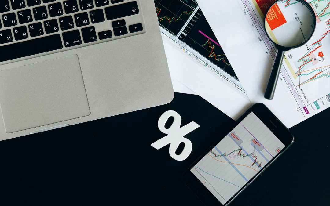 ¿Cómo tributan las utilidades retiradas o percibidas por el dueño, socio o accionista, que vende sus derechos sociales o acciones durante el año?