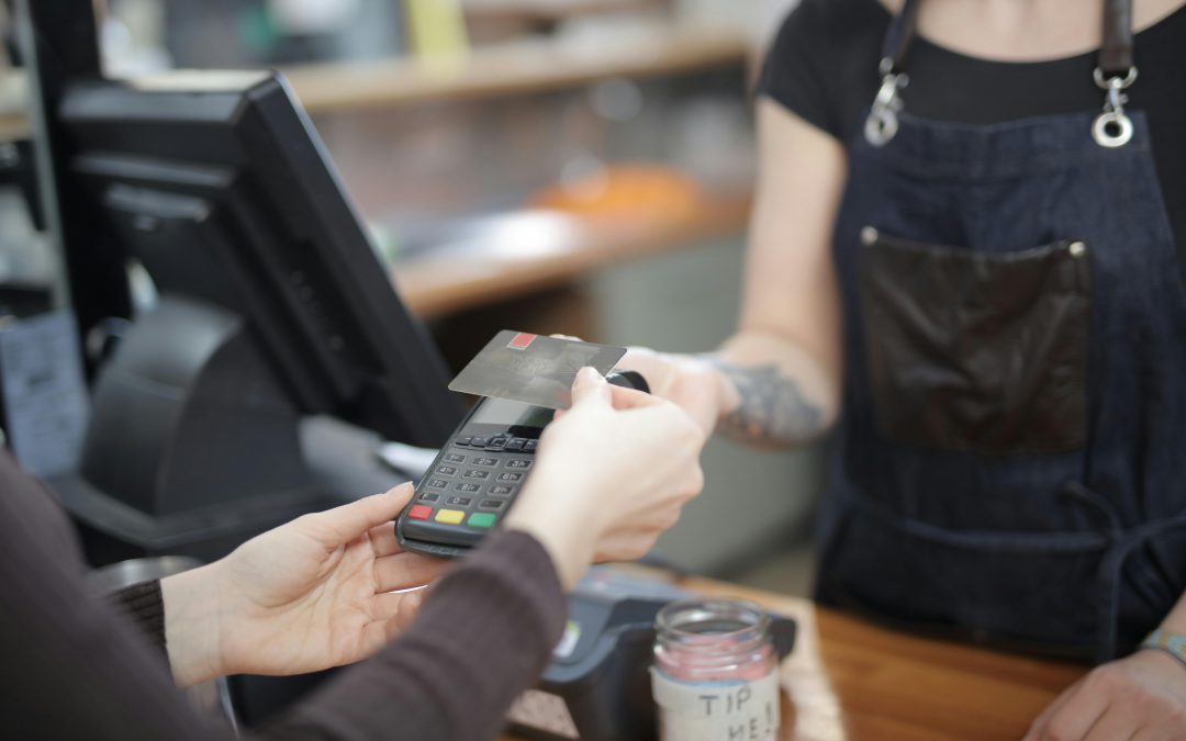 ¿Cómo se deben calificar tributaria y laboralmente los pagos de propinas o aportes realizados a carteros, recolectores de basura, repartidores de diarios y garzones?